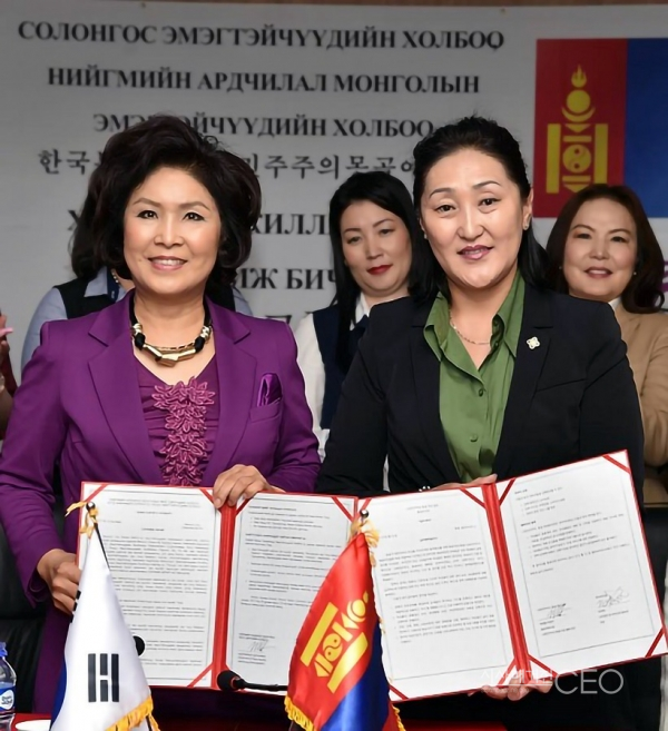 몽골 여성협회 MOU 조태임회장(左)과 몽골 교육부장관인 척철마 장관(右)