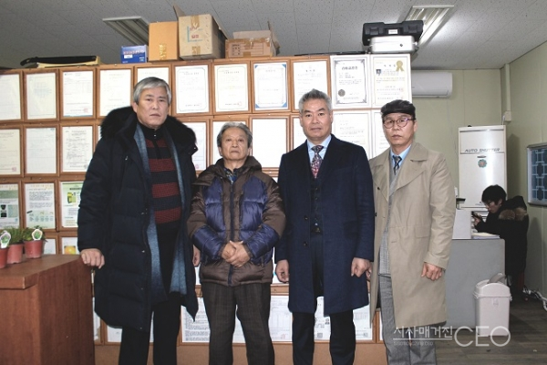 민경룡 농업박사(왼쪽에서 두번째)와 수소수를 마시고 수소방 자연치료로 건강을 회복 된 분들이 함께 했다.