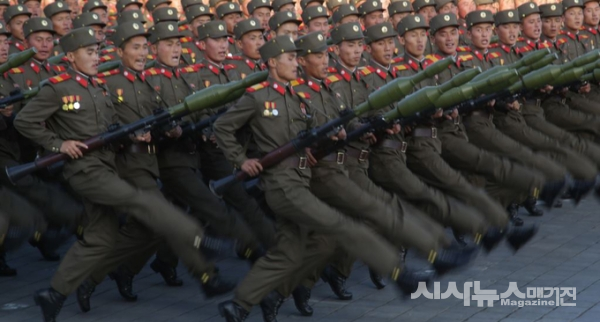 북한 군사들의 행진 사진=VOA