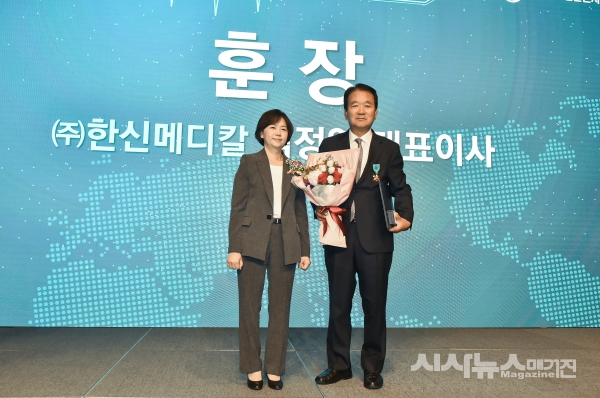 제 12회 의료기기의 날 석탑산업훈장을 수상한 김정열 대표(右)와 식약청 이의경 처장(左)의 모습