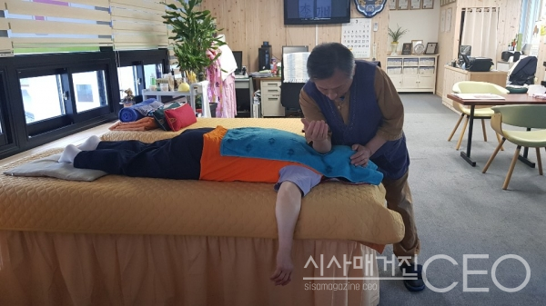 이한흥 원장이 근육에 맞춘 테라피를 하는 모습 사진촬영=시사매거진CEO 김준현 기자