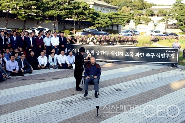 황교안의 삭발현장 그의 이미지 변신은 과연 성공할 것인가? 사진=시사매거진CEO(출처: 자유한국당)