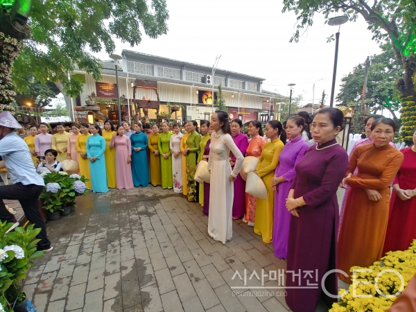 전통의상 아오자이를 입은 여성들이 모여 한 군데를 응시하고있다. 사진촬영=이 신 기자(베트남 후에시)