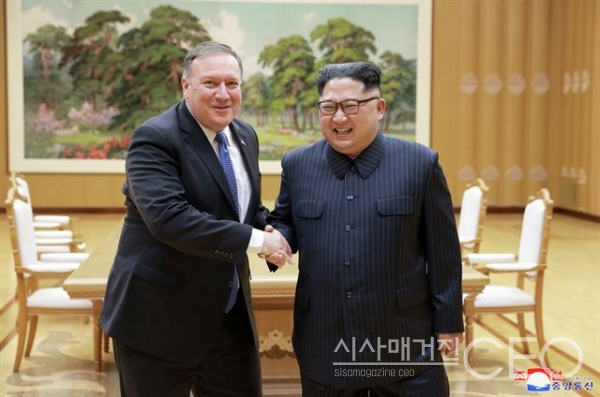 마이크 폼페이오 국무장관과 김정은 국무위원장 사진=조선중앙통신 캡쳐