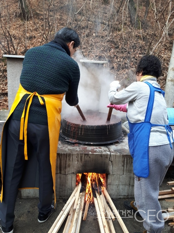 정성을 담아 팥죽을 쑤는 모습 (사진=세종보림사)