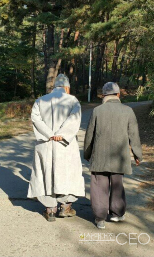 보산무변 큰스님과 영담보살이 길을 걷고있다. (사진=세종보림사)