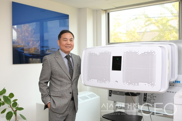 공기청정기 제품과 나란히 선 박광진 대표 (사진=시사매거진CEO DB)