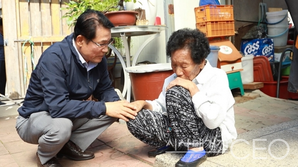 할머니의 이야기를 들어주고 있는 강성채 조합장 (사진=순천농협)