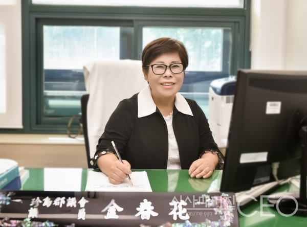더불어민주당 김춘화 의원이 환한 미소를 지은 채 책상에 앉아 사진촬영을 하고 있다. 사진촬영=시사매거진CEO 이 신 기자