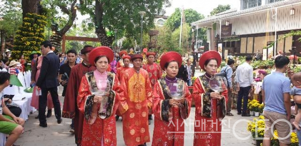 화려한 색의 전통복장을 입고있는 베트남의 주민들의 모습 사진촬영=시사매거진CEO 이 신 기자