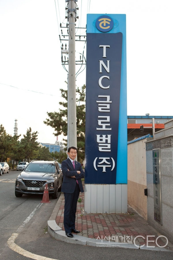 TNC글로벌 간판 앞에 서 있는 손영철회장 (사진=이 신 기자)