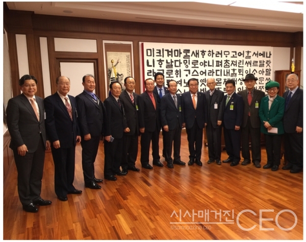한국회의법학회 임원들이 단체촬영에 임하고 있다(사진=한국회의법학회 제공)