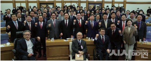 국민의힘 친윤(친윤석열)계 의원들이 주축이 된 공부 모임 '국민공감'이 7일 출범했다.