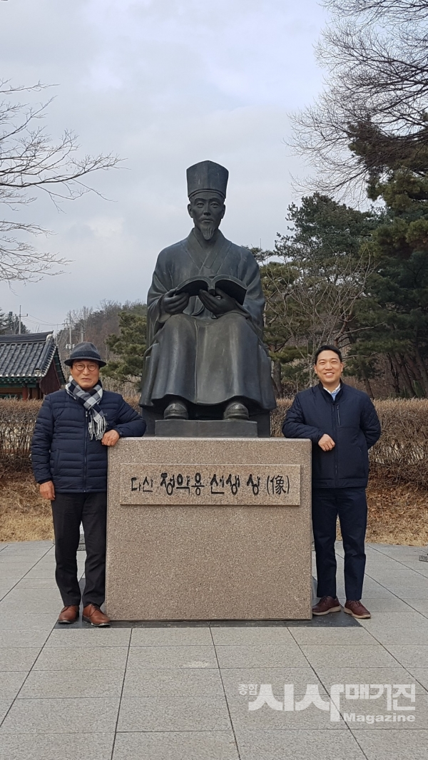 ▲다산 '정약용' 선생 상 앞에서 (사)다산정약용문화교육원의 '정기환'이사장(출처=(사)다산정약용문화교육원)