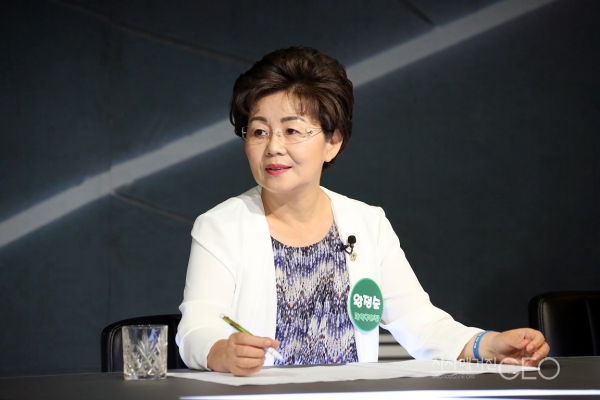 "구민과 함께 소통하고 협력하여 지역발전과  복리증진을 위해 혼신의 힘을 기울여 노력하겠습니다." 관악구의회 왕정순 의장