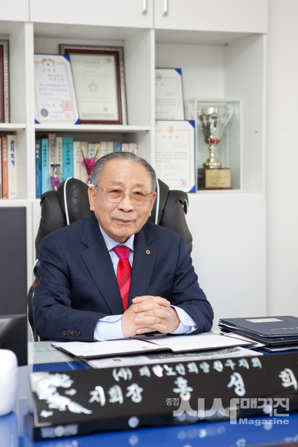 “90세의 나이지만, 국가와 노인 위한 봉사는 계속됩니다”