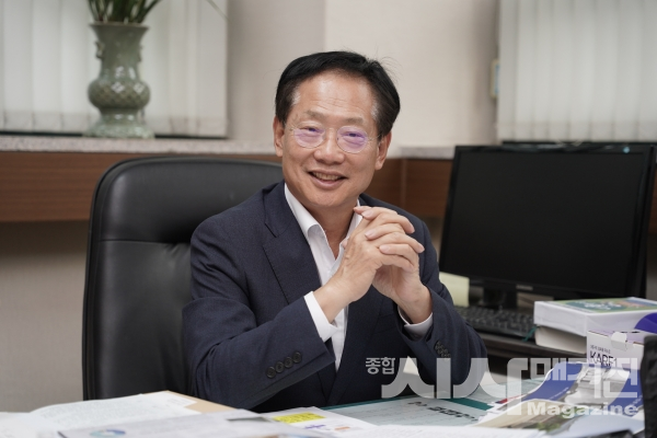 “실질적 민주주의와 복지를 통해 ‘지속 가능한 발전’위한 토대를 닦겠습니다.”