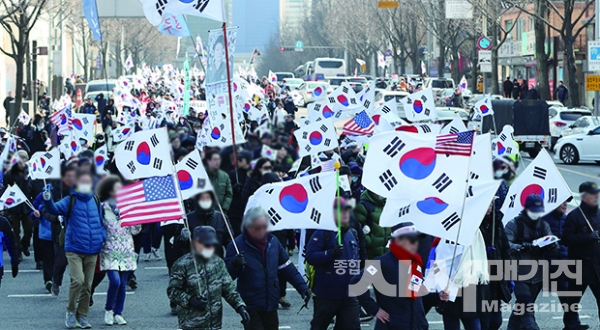 국민의힘의 ‘투쟁’은 왜 자꾸 ‘독’이 될까?