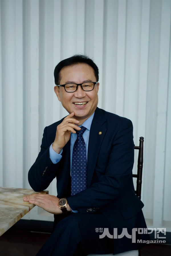 IT의 혁신적인 기술 기반으로 창작예술을 지원,   세계적 온라인 플랫폼 전시장을 만들어 갑니다.