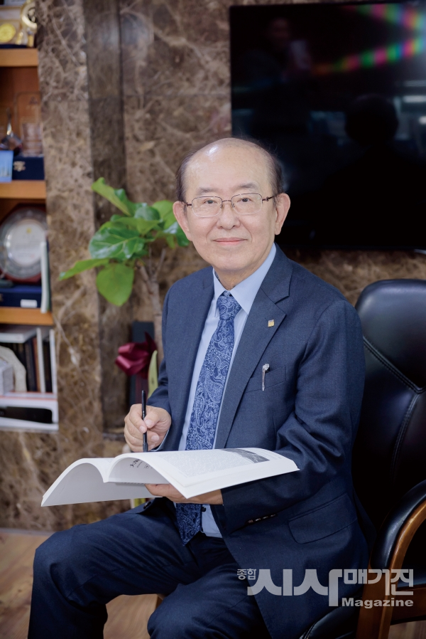 “콜롬버스의 달걀과 같은 혁신의 의지로 함께한 45년, 앞으로도 도전은 멈추지 않을 것입니다.”
