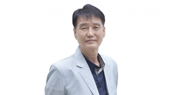 “관습의 틀을 깨고, 억압된 사고에 저항하는 독창적 예술을 선보이겠습니다”