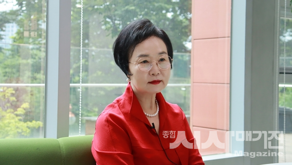 교육과 신앙이라는 두 가지 전문 분야를 통해