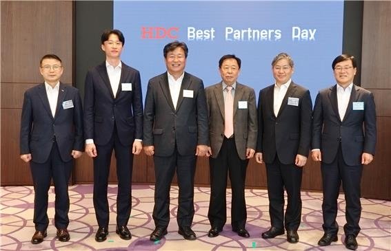 HDC현대산업개발은 17일 강남구 파크하얏트 서울에서 열린 '베스트파트너스데이' 행사에서 우수 협력사에 표창장을 수여하고 기념 촬영을 했다.HDC현대산업개발 제공.2024.4.17.