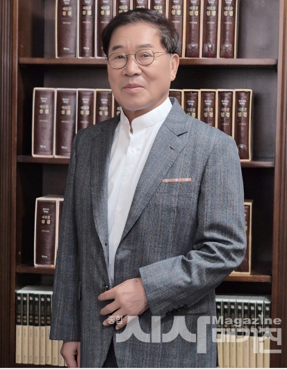 하나님의 목소리를 직접 한국어로 집필 ‘새로운 성경’ 펴낸 김용철 이사장