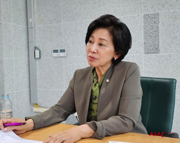 국회 친밀관계폭력대책 특위 구성 추진   민주당 · 국민의힘 등 여야 국회의원 93 명 특위 구성결의안 공동발의